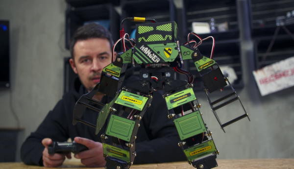 Waleczny robot i kłódka na odcisk palca
